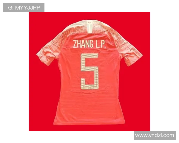 足球女神与球场传奇并肩而行激情四溢的双人头像展示