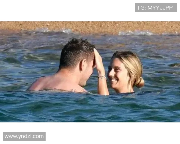 足球明星的中国女友是谁揭秘 两人甜蜜恋情引关注